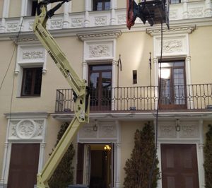 Mateco trabaja en el set de rodaje de la serie El Ministerio del Tiempo