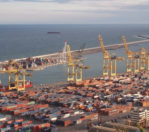 Un depósito de contenedores cesa actividad en el Puerto de Barcelona