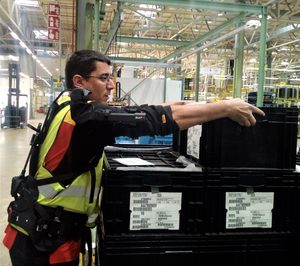 DHL incorpora el uso de exoesqueletos para la logística de Mercedes-Benz Vitoria
