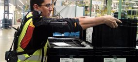 DHL incorpora el uso de exoesqueletos para la logística de Mercedes-Benz Vitoria