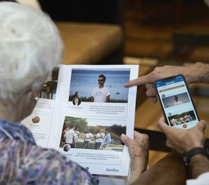 Famileo lanza una app para que los mayores lean en papel las conversaciones de mensajería móvil
