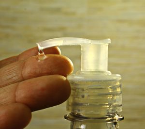 El sector de perfumes y cosmética trabaja para dar respuesta a la necesidad de soluciones hidroalcohólicas