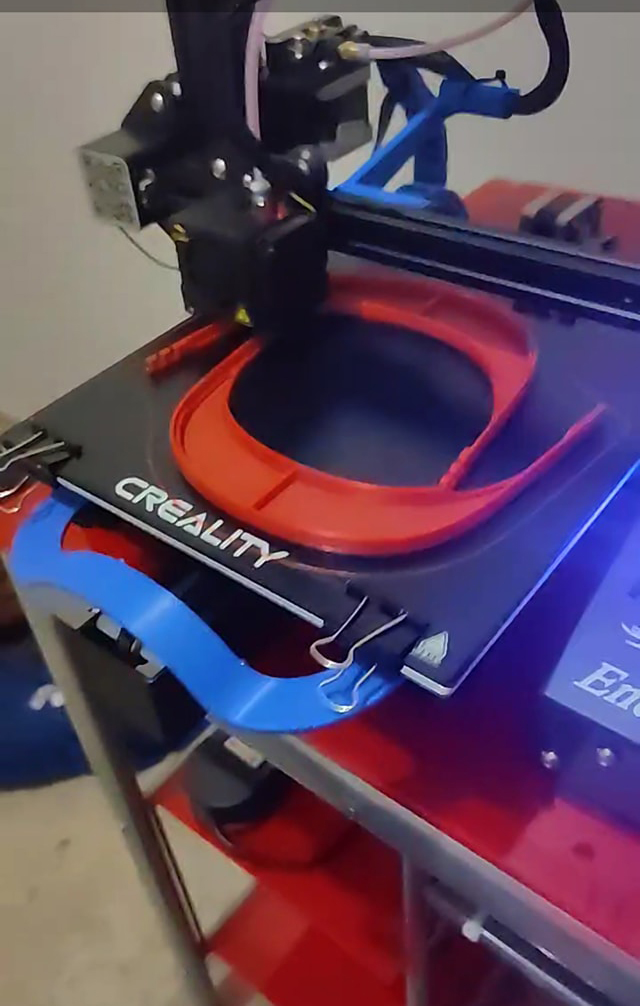 Las tiendas de informática Beep y PCBox fabrican viseras sanitarias