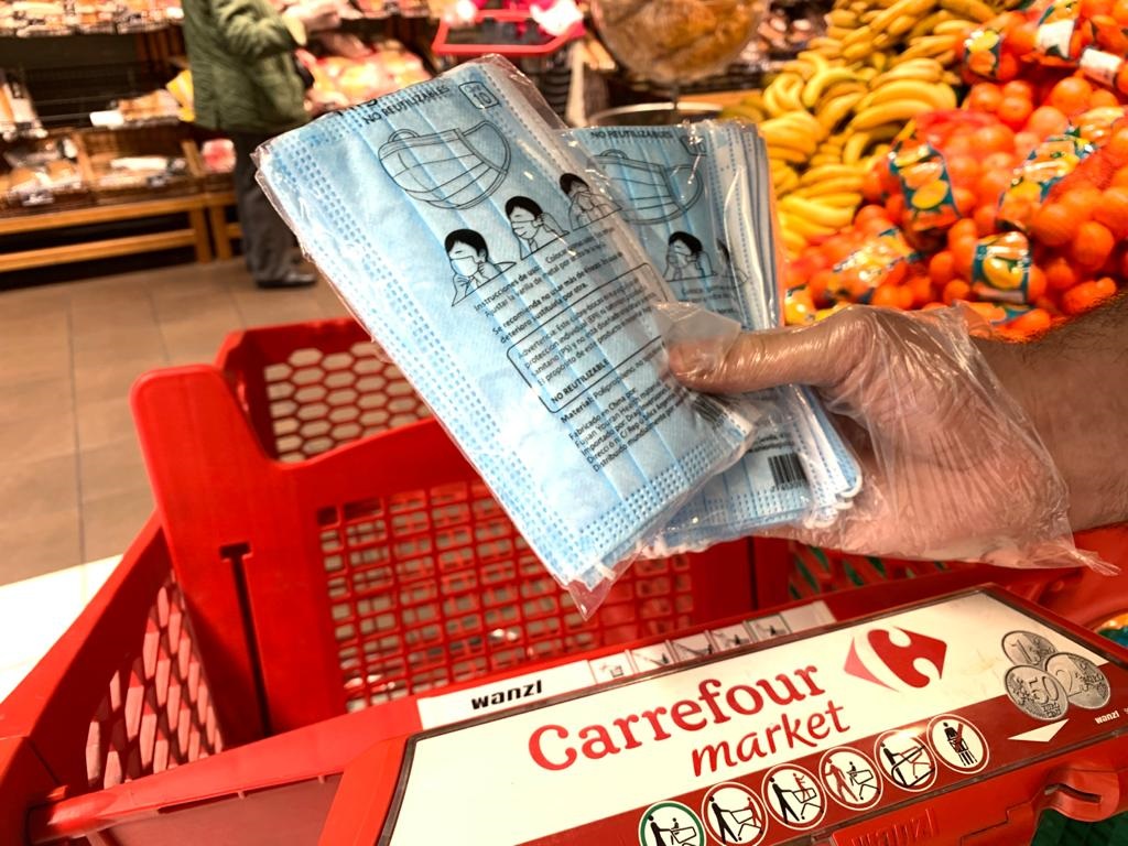 Las mascarillas llegan al supermercado de la mano de Carrefour, Eroski, DIA, Lidl y Ahorramas