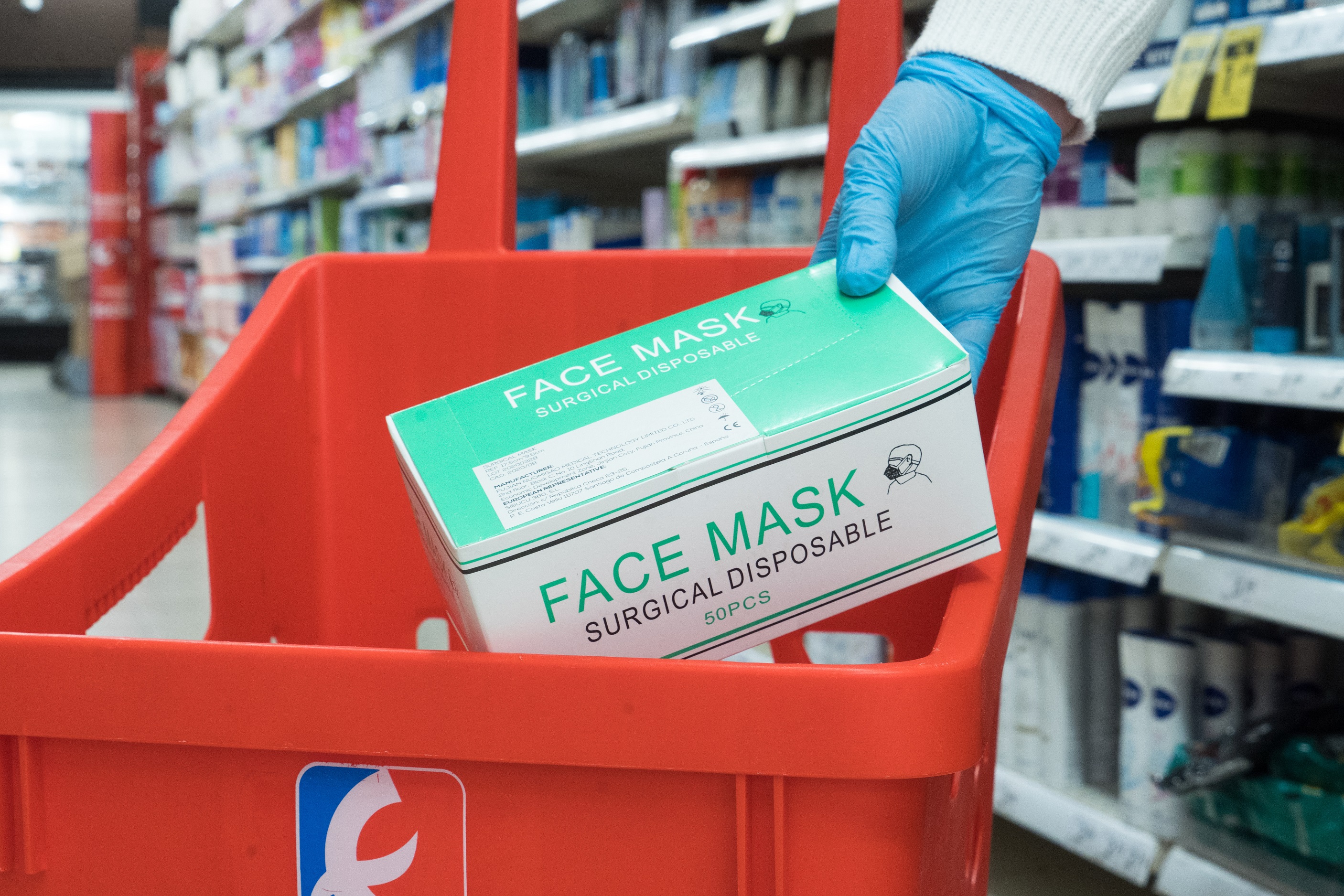 Las mascarillas llegan al supermercado de la mano de Carrefour, Eroski, DIA, Lidl y Ahorramas