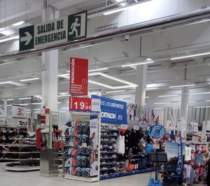 Auchan comienza con Decathlon la implantación en Alcampo de córneres de no alimentación