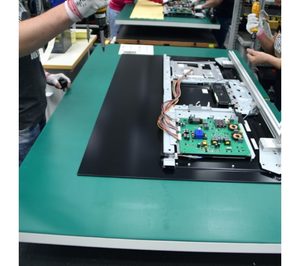 Loewe mantiene la fabricación artesanal de televisores OLED en su planta de Kronach