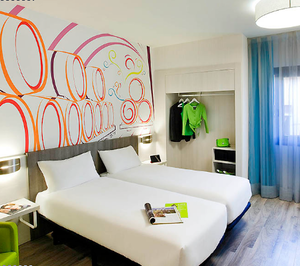 Accor abre la mitad de su red en España