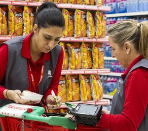Auchan mantiene ventas con 4.652 M brutos y recorta la inversión un 64%