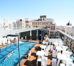 El hotel madrileño Santo Domingo crea un pase de día para habitación, terraza y piscina