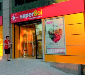 Supersol inicia su salida de España con la venta de sus supermercados a Carrefour