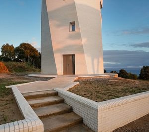 Los ladrillos de La Paloma Cerámicas visten el faro de Punta Paloma