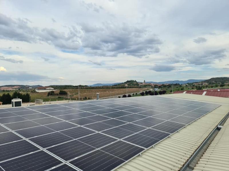 Comercial Oja instala paneles de energía solar en su plataforma logística