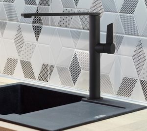 Ramón Soler presenta un nuevo grifo de cocina con caño giratorio