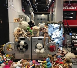 Miele dona a la Asociación Sonrisas peluches para los niños afganos