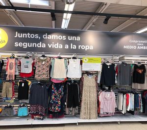 Carrefour y Alcampo venden ropa de segunda mano en sus hipermercados