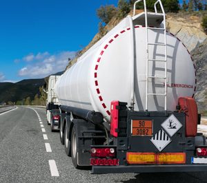 La patronal del transporte rechaza la primera propuesta del Gobierno y mantiene el paro