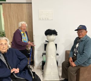 Vitalia prueba el robot asistencial Felipe en su residencia de Málaga