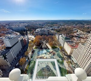 La azotea del Riu Plaza España se reinventa con un mirador transparente y un gastrobar
