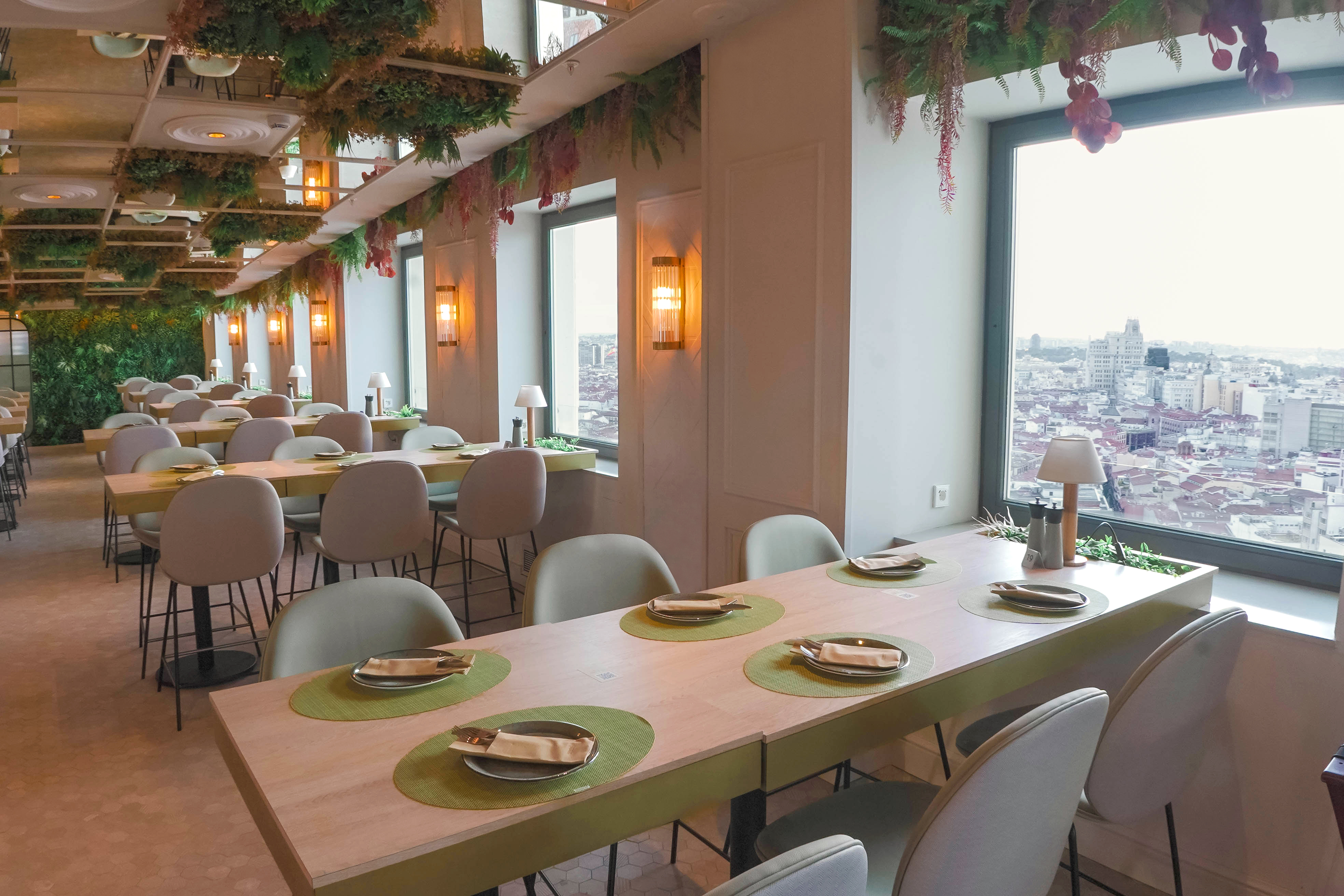 La azotea del 'Riu Plaza España' se reinventa con un mirador transparente y un gastrobar