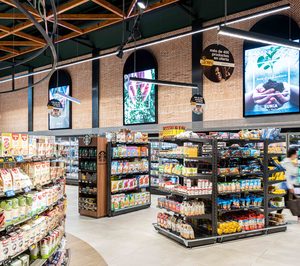 Mobiliario, estantes y cajas de salida: la sala de venta incorpora las formas curvas