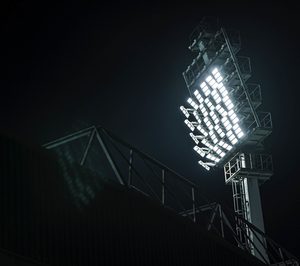 Schréder ilumina el estadio municipal Castalia con los proyectores Omniblast