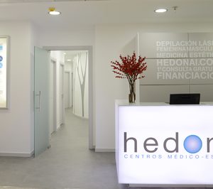Hedonai duplica su red con la adquisición de 33 clínicas estéticas de Vivantadental a través del fondo Sherpa Capital