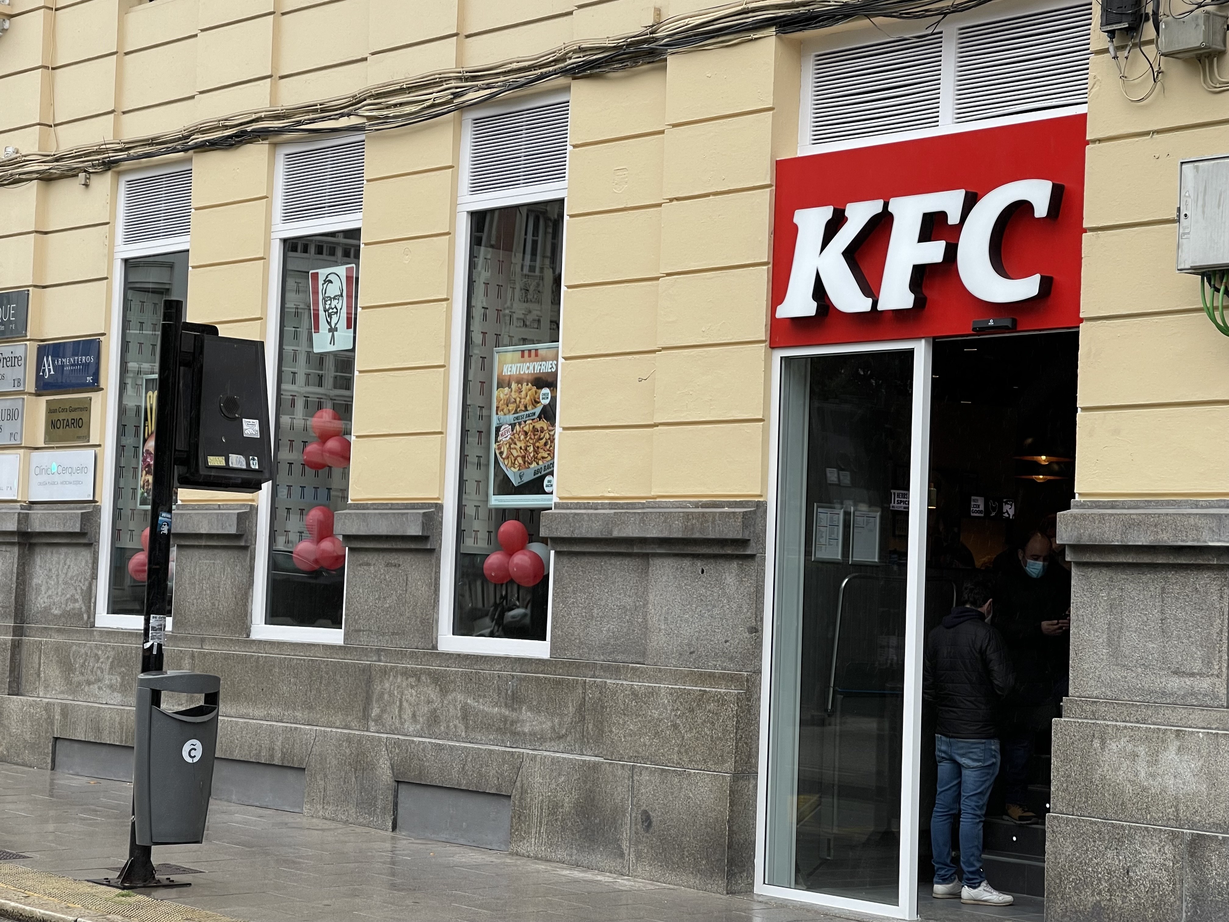 El franquiciado preferente de KFC en Galicia inaugura un nuevo restaurante en A Coruña