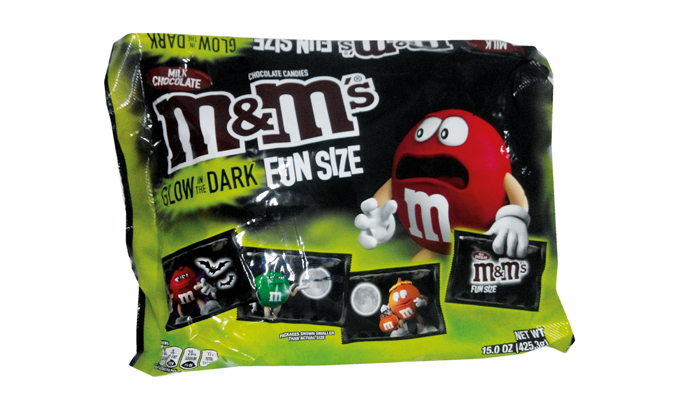 Bolsas de grajeas de chocolate con leche Fun Size Glow in the Dark Trick-or-Treat, de M&M’s (11)