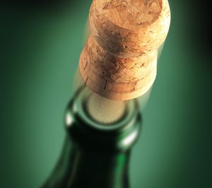 La industria corchera y vinícola se unen para promover el uso del tapón de corcho en la segunda fermentación