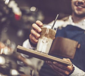 La recuperación del consumo fuera del hogar impulsó un 32% el gasto en snacks y bebidas sin alcohol