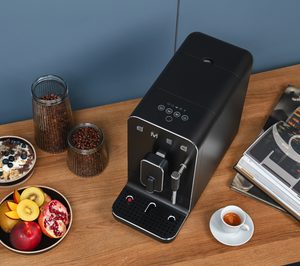 Smeg presenta su nueva cafetera Super Automática Total Black