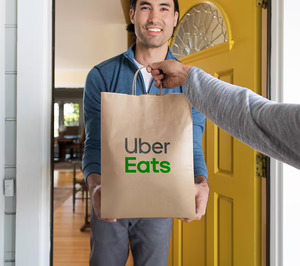 Uber Eats alcanza un acuerdo con cinco mercados de Madrid