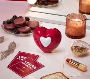 Escada presenta su primera fragancia con certificación vegana