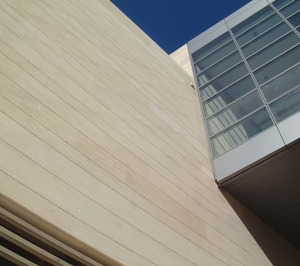 Levantina presenta su tratamiento para fachadas autolimpiante, descontaminante y antibacteriano EcoUrban