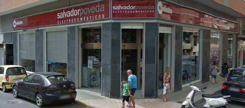 Salvador Poveda cerró una de sus tiendas