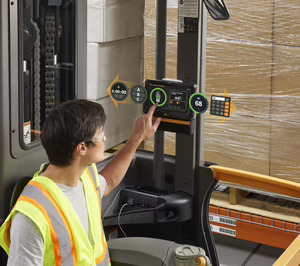 Crown presenta las nuevas carretillas trilaterales de su serie TSP