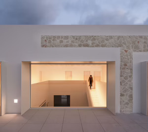 Stone House, una vivienda mimética y minimalista con cerramientos Technal