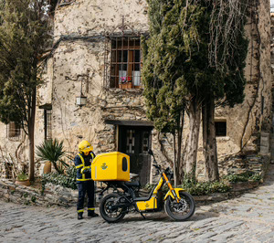 Correos amplía su flota de reparto ecológica con 700 motos eléctricas ciberseguras