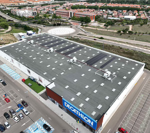 Decathlon instalará 12.542 m² de placas fotovoltaicas que cubrirán alrededor del 35% del consumo en 17 centros