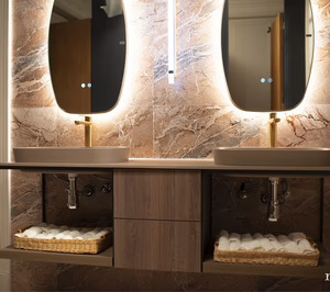 Griferías Galindo en los baños y cocinas de la serie 4 Estrellas de RTVE