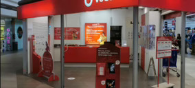 Vodafone España baja ingresos y cierra tiendas en el primer semestre
