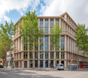 Aluminio Wicona para un edificio de oficinas que recupera la arquitectura tradicional con un estilo contemporáneo
