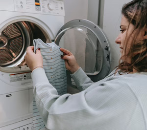 Carinsa otorga a los tejidos propiedades higienizantes y de autorreparación durante el lavado