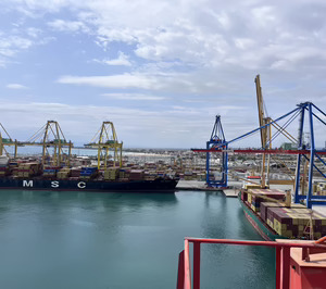 El puerto de Valencia recorta un 6,8% el movimiento de mercancías