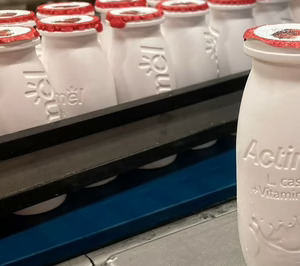Danone elimina la etiqueta de las botellas de Actimel para optimizar la circularidad de sus envases