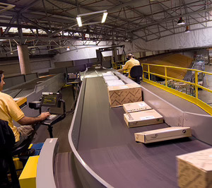 El transporte aéreo y la logística mantienen a flote las ventas del sector en agosto