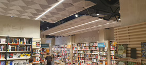 La librería La Central renueva su local con el techo Origami de Hunter Douglas