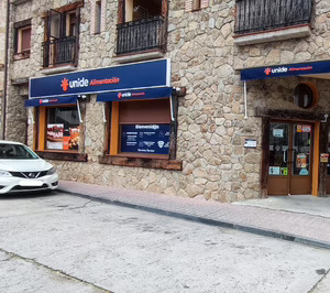 Unide estrena su nueva enseña Unide Alimentación en tres antiguos Udaco