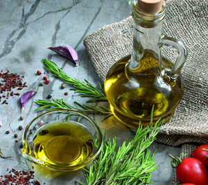 La industria cree que el descenso del precio del aceite de oliva en origen llegará a las tiendas en unas semanas